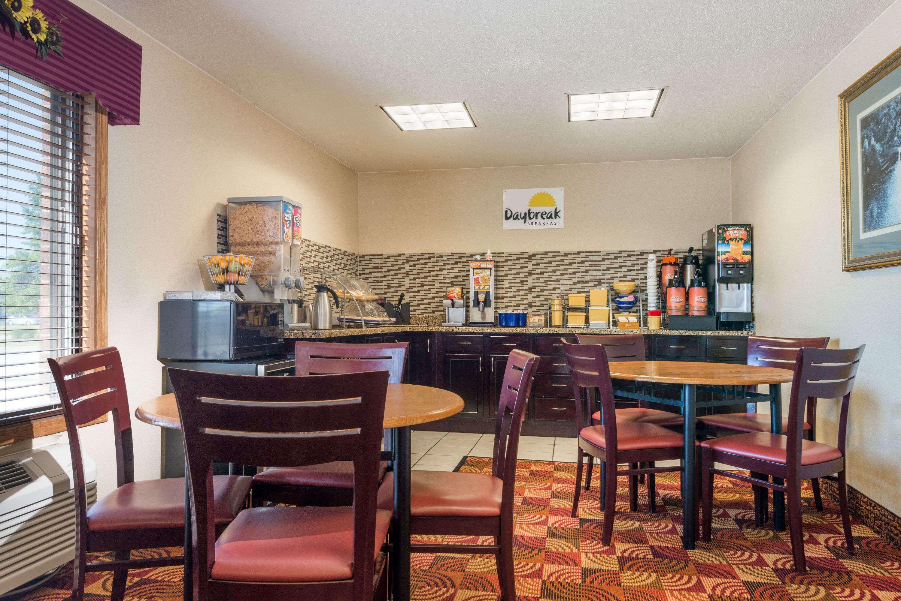 Days Inn By Wyndham Muncie -Ball State University Экстерьер фото