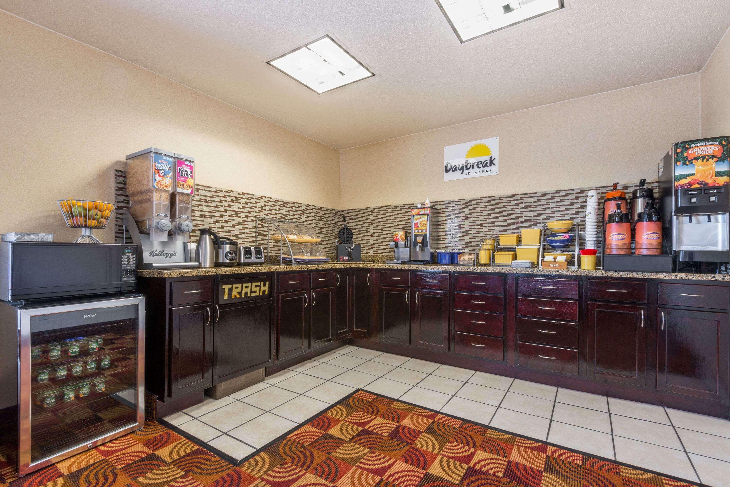 Days Inn By Wyndham Muncie -Ball State University Экстерьер фото