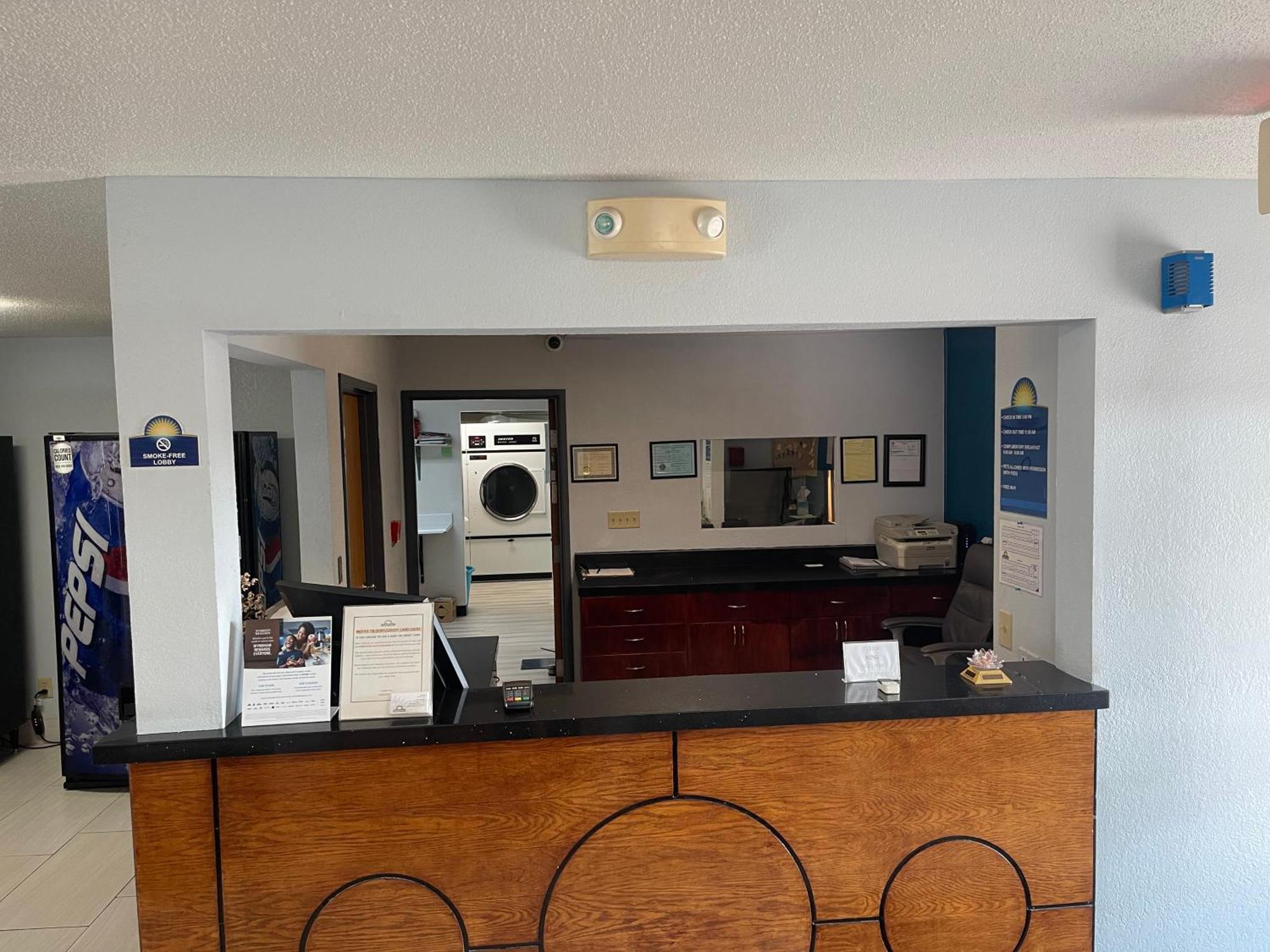 Days Inn By Wyndham Muncie -Ball State University Экстерьер фото