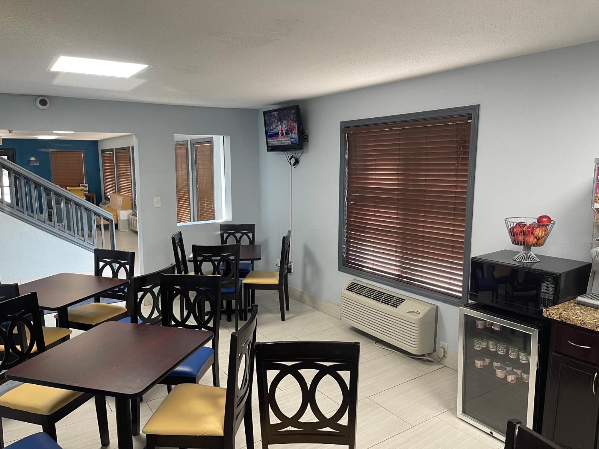 Days Inn By Wyndham Muncie -Ball State University Экстерьер фото