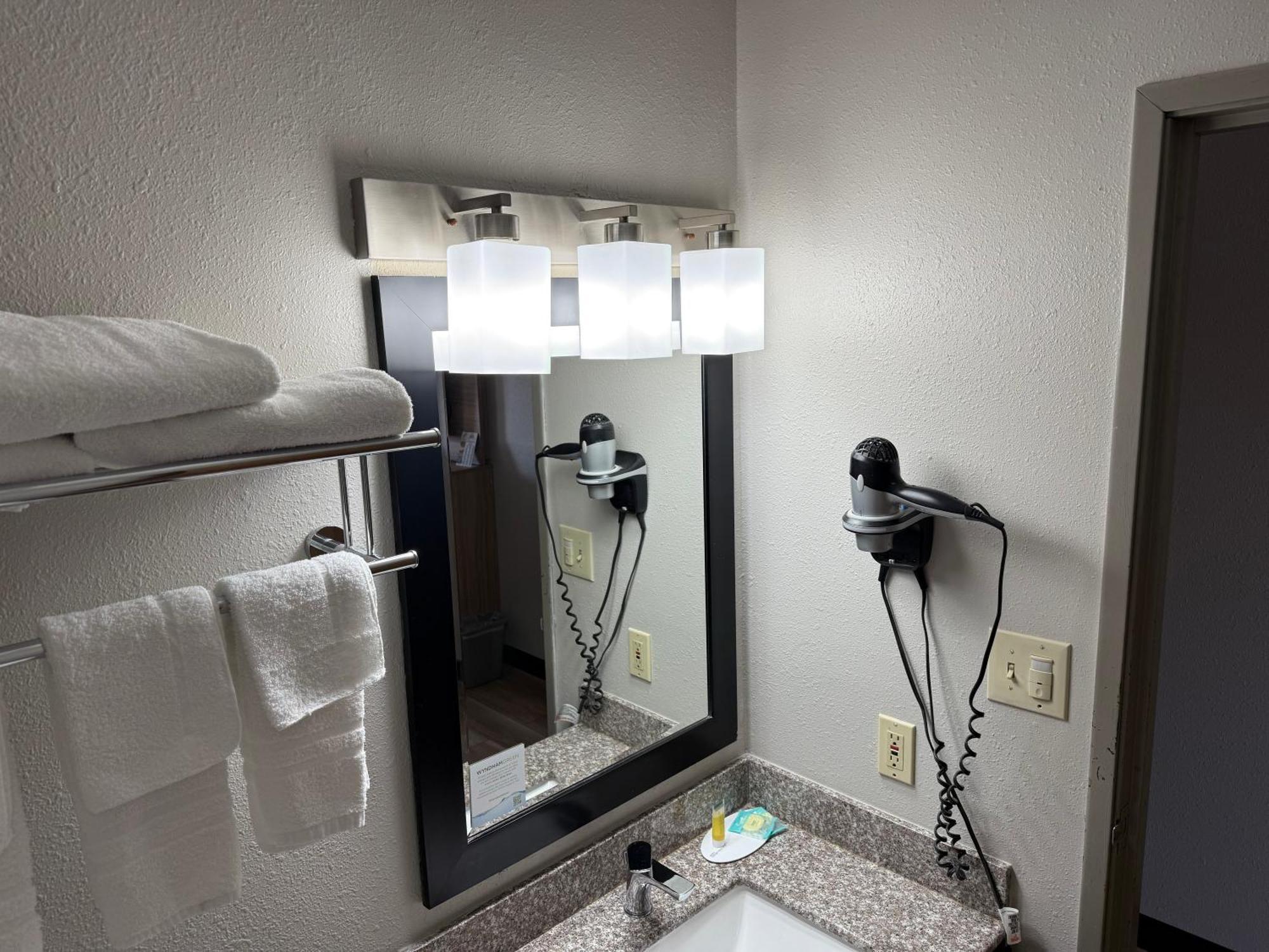 Days Inn By Wyndham Muncie -Ball State University Экстерьер фото