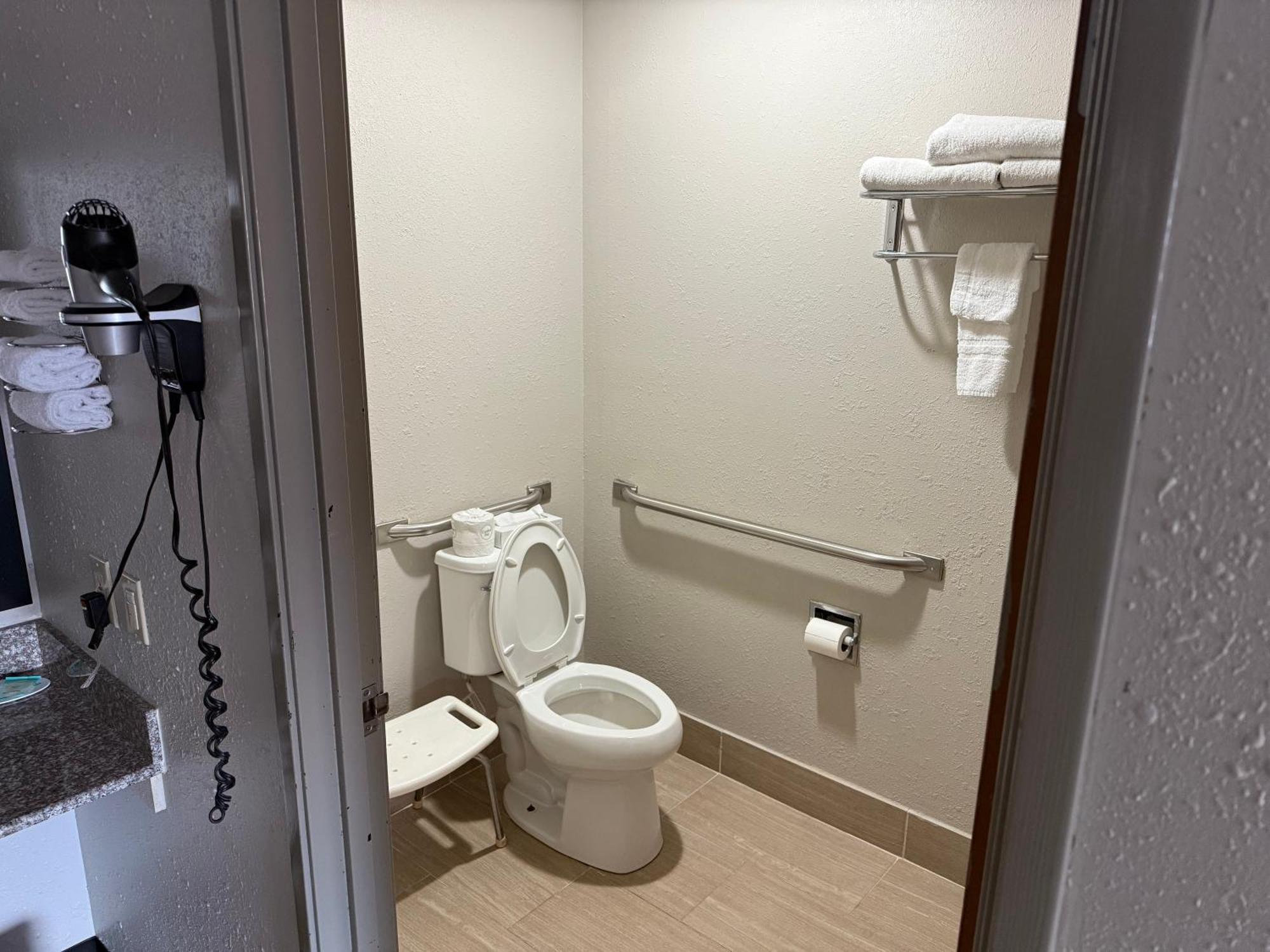 Days Inn By Wyndham Muncie -Ball State University Экстерьер фото