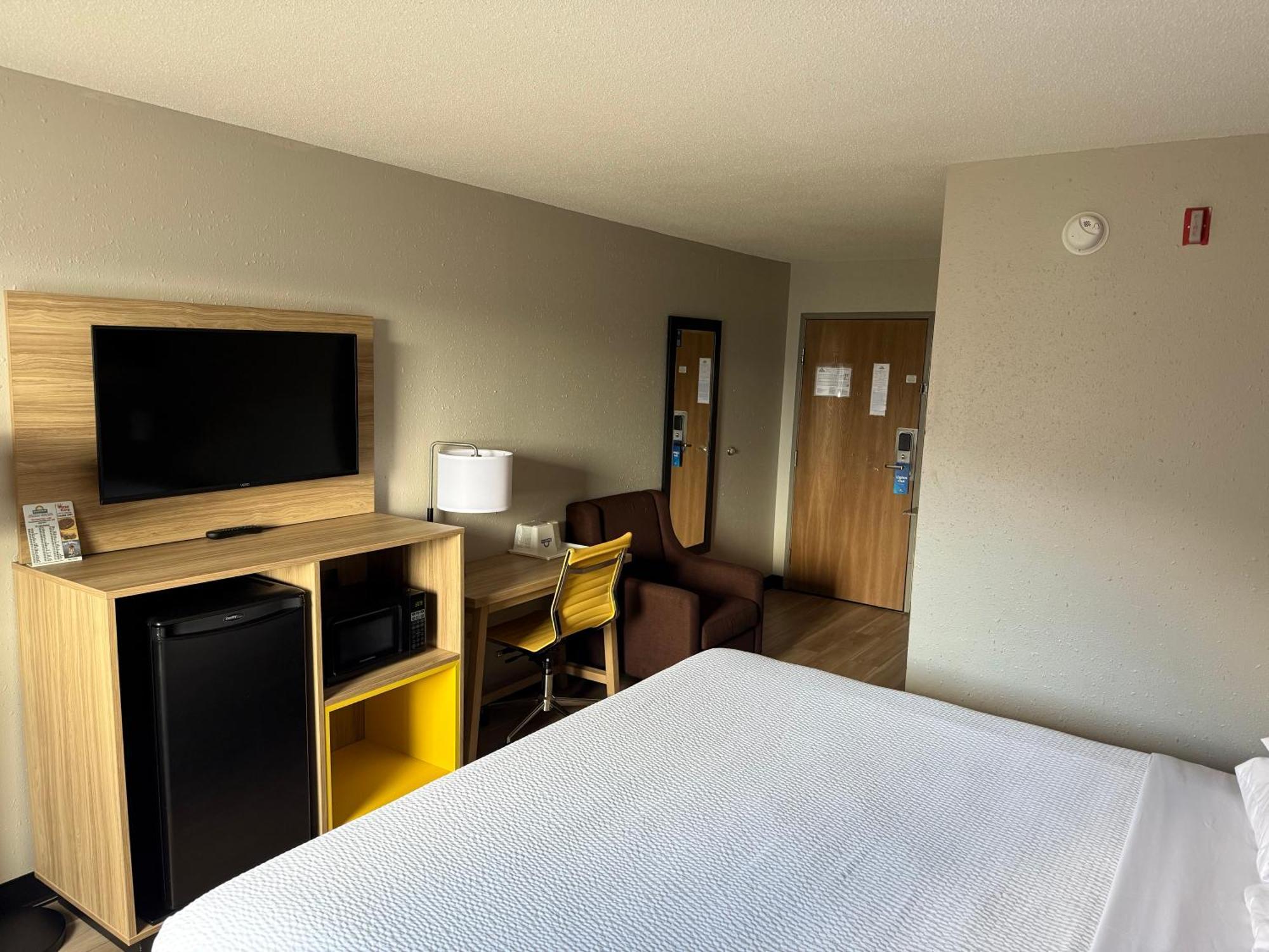Days Inn By Wyndham Muncie -Ball State University Экстерьер фото