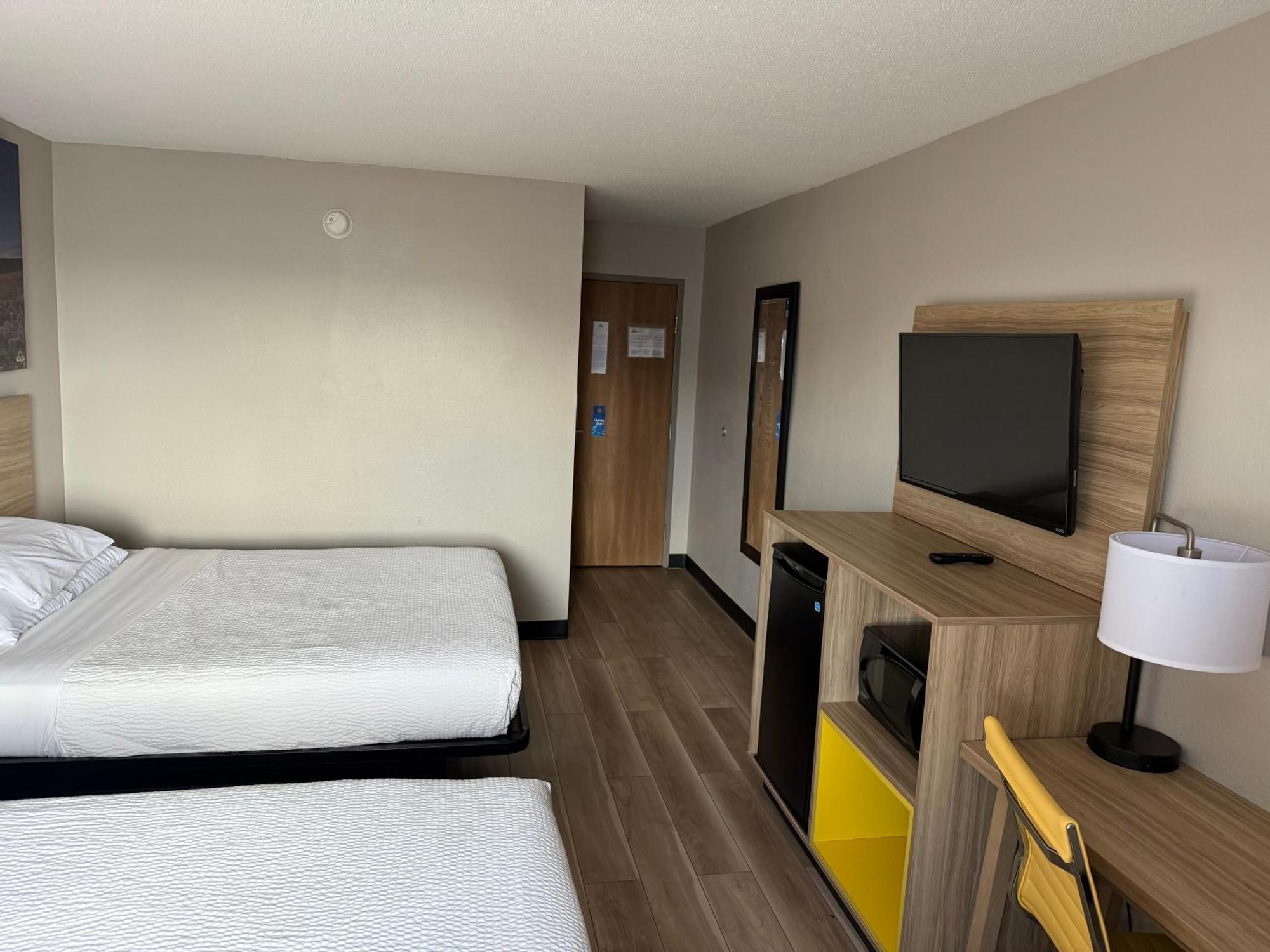 Days Inn By Wyndham Muncie -Ball State University Экстерьер фото