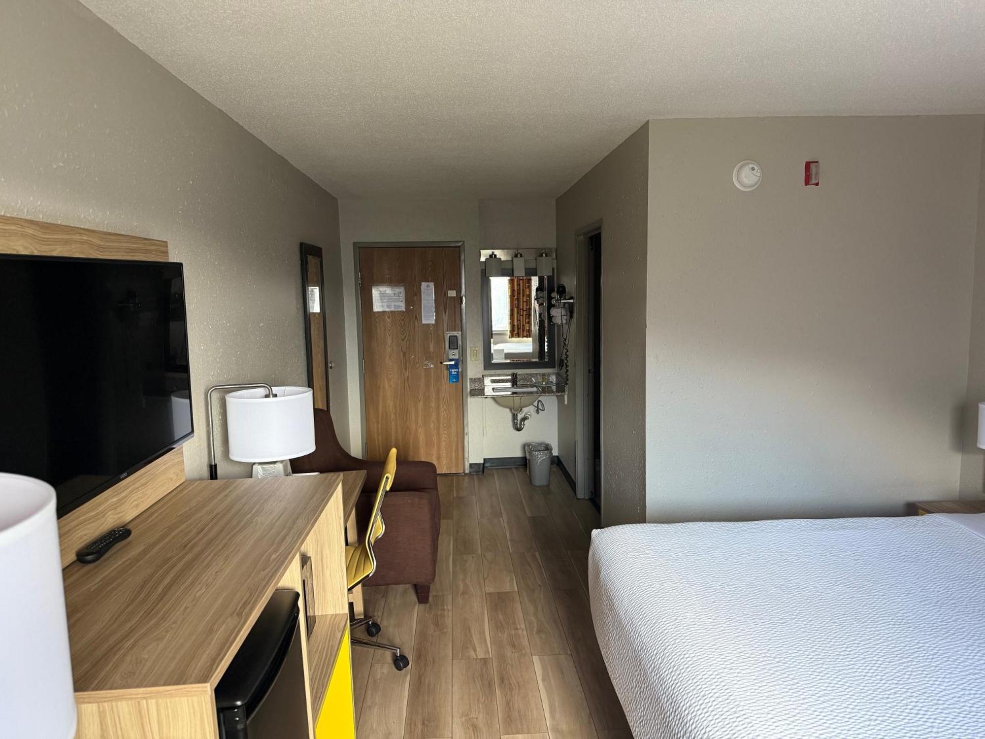 Days Inn By Wyndham Muncie -Ball State University Экстерьер фото